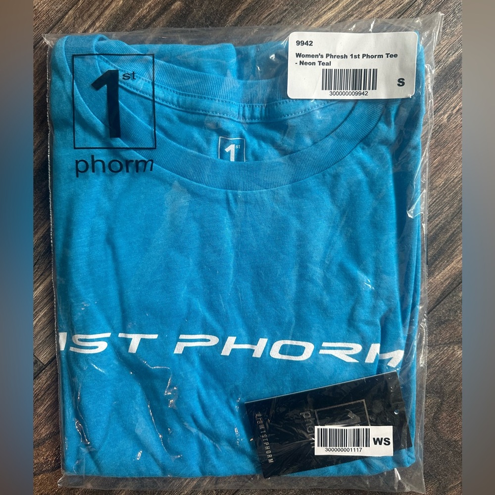 1st Phorm Women’s Size Small Crest Tshirt